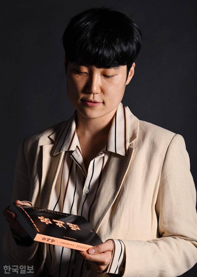 황유나 반성매매인권행동 '이룸' 소장이 5일 한국일보 본사에서 인터뷰하면서 최근 펴낸 성매매 관련 저서를 내려다보고 있다. 왕태석 선임기자