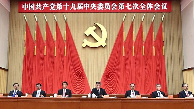 현 중국 공산당 중앙정치국 상무위원. 왼쪽부터 한정, 왕후닝, 리잔수, 시진핑, 리커창, 왕양, 자오러지
