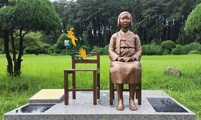 지난 8월 15일 충남대소녀상추진위원회가 교내 서문에 건립한 소녀상. 추진위 제공