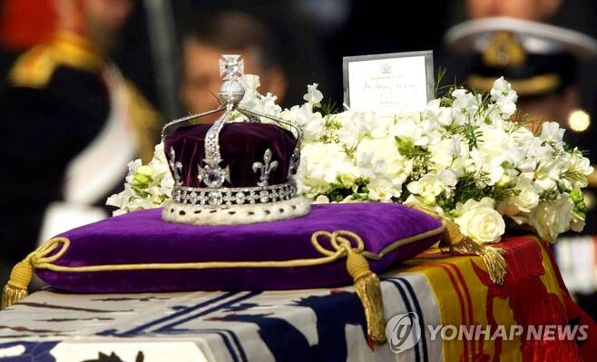 '코이누르 다이아몬드'가 박힌 왕관 [AP 연합뉴스 자료사진]