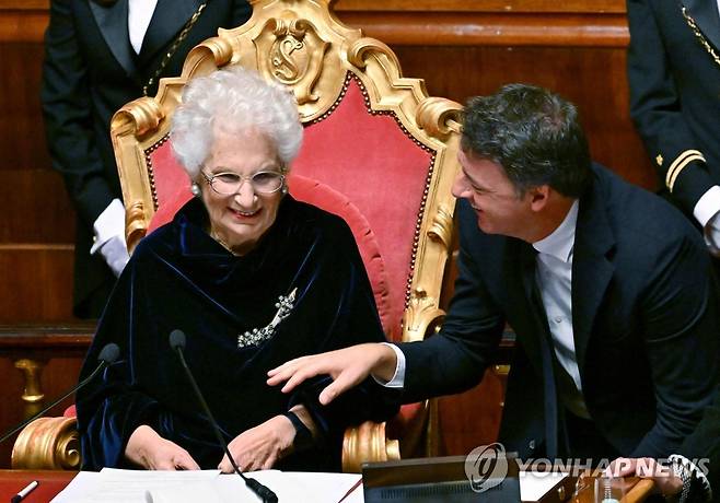 상원 회의 주재하는 홀로코스트 생존자 릴리아나 세그레 (로마 AFP=연합뉴스) 홀로코스트 생존자인 릴리아나 세그레가 이탈리아 의회 개원일인 13일(현지시간) 일일 상원의장을 맞아 상원 첫 회의를 주재하고 있다. 2022.10.13 photo@yna.co.kr