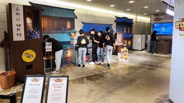 - 분주하게 준비 중인 스탭들