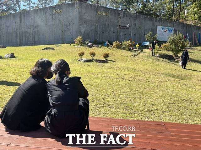 김건희 여사가 '정인이 사건' 2주기를 하루 앞둔 12일 경기도 양평 안데르센 메모리얼 파크를 찾아 추모의 시간을 갖고 있다. /대통령실 제공