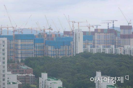 둔촌주공 조합과 시공사업단이 주요쟁점 사항 9개 중 8개에 대해 합의했다. 양측이 합의한 8개 조항은 ▲ 기존 공사비 증액 재검증 ▲ 분양가 심의 ▲ 일반분양 및 조합원 분양 ▲ 설계 및 계약변경 ▲ 검증 ▲ 총회의결 ▲ 공사재개 ▲ 합의문의 효력 및 위반시 책임이다. 하지만 상가 분쟁 부분에 대해 이견을 보이면서 공사 재개까지는 더 시간이 필요할 것으로 보인다. 7일 서울 강동구 둔촌주공 재건축 현장 모습. /문호남 기자 munonam@