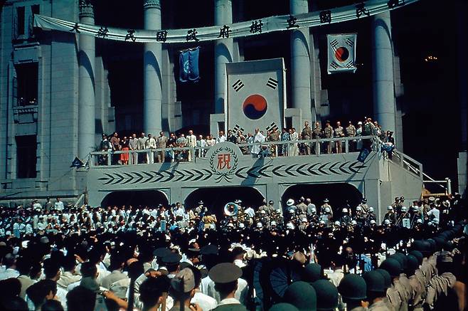 1948년 8월 15일 중앙청 광장에서 오세창의 사회로 열린 대한민국 정부수립 축하 기념식. 이 자리에서 이승만 초대 대통령은 자유와 민주가 넘치는 새나라 건설을 다짐했다. /국가기록원