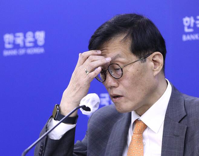 이창용 한국은행 총재가 12일 금융통화위원회의 기준금리 0.5%포인트 인상 뒤 열린 기자간담회에서 미간을 긁고 있는 모습. /뉴시스
