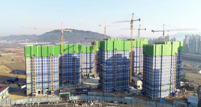 경기도의 한 LH 공공임대 아파트 건설 현장에 있는 타워크레인. /Chosunbiz DB