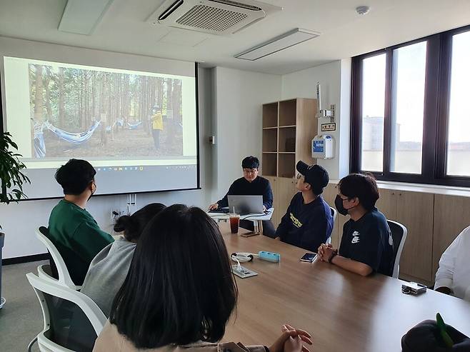 12일 오후 제주시 구좌읍 세화리 질그랭이거점센터 공유오피스에서 양군모 피디와 체험 행사에 참여한 제주도청 수습사무관들이 이야기를 나누고 있다. 허호준 기자