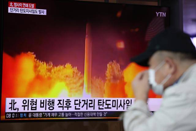 14일 오전 서울 중구 서울역 대합실에서 시민들이 북한의 위협 비행과 미사일 발사 관련 뉴스를 시청하고 있다. 뉴시스