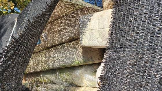 충남 천안시 직산읍 대진침대 천안공장 운동장에 산더미처럼 쌓인 라돈 매트리스 부속물이 그대로 노출돼 있다. 신진호 기자