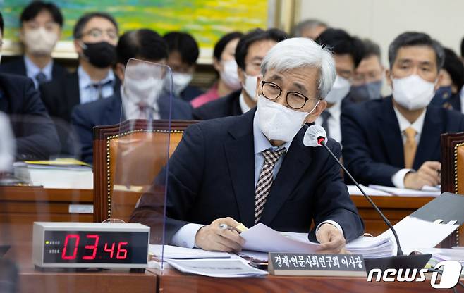 정해구 경제·인문사회연구회 이사장이 14일 오전 서울 여의도 국회에서 열린 정무위원회의 개인정보보호위원회 등에 대한 국정감사에서 의원 질의에 답변하고 있다. /사진=뉴스1