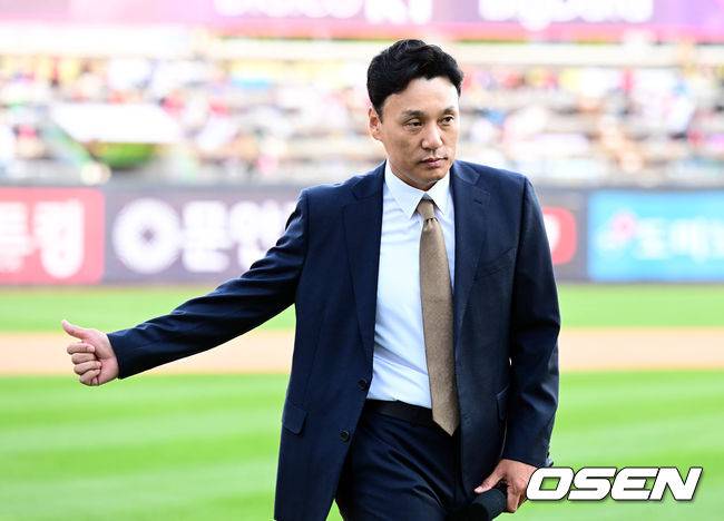 [OSEN=수원, 조은정 기자] 13일 오후 경기도 수원 KT위즈파크에서 2022 신한은행 SOL KBO리그 포스트시즌 와일드카드 결정전 1차전 KT 위즈와 KIA 타이거즈의 경기가 열린다.경기 전 SBS스포츠 이승엽 해설위원이  촬영을 마친 후 그라운드를 나서고 있다.. 2022.10.13 /cej@osen.co.kr