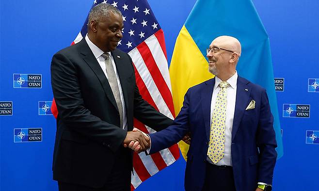 로이드 오스틴 미국 국방장관(왼쪽)이 12일(현지시간) 벨기에 브뤼셀에서 북대서양조약기구(NATO·나토) 국방장관회의의 첫 순서인 '우크라이나 국방 연락 그룹'(UDCG) 회의에 앞서 올렉시 레즈니코프 우크라이나 국방장관과 악수하고 있다. 브뤼셀=AFP연합뉴스