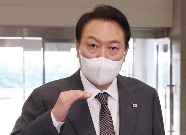 윤석열 대통령이 14일 용산 대통령실 출근길 도어스테핑에서 기자들의 질문에 답하고 있다. 연합뉴스