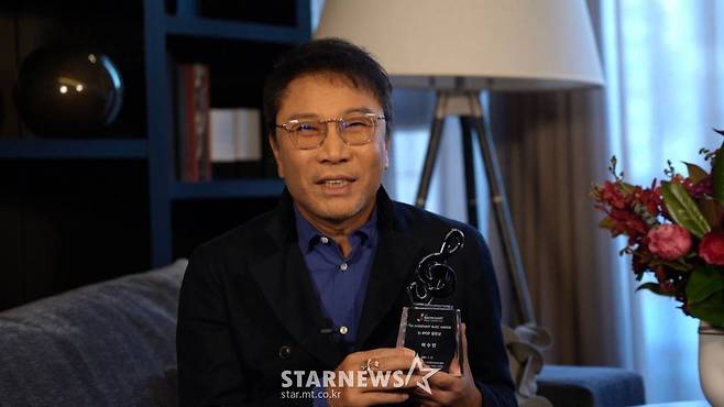 이수만 SM엔터테인먼트 프로듀서가 13일 오후 온택트로 진행된 '제10회 가온차트 뮤직 어워즈'의 시상식에서 K팝 공헌상을 수상한 뒤 소감을 밝히고 있다. /사진제공=가온차트뮤직어워즈 /사진=이동훈 기자 photoguy@