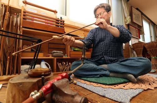 양태현 궁시장  (청주=연합뉴스) 천경환 기자 = 양태현 궁시장이 13일 청주시 흥덕구 봉명동 작업장에서 화살을 살펴보고 있다. 2022.10.14
ks@yna.co.kr