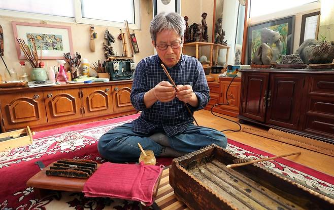 양태현 궁시장  (청주=연합뉴스) 천경환 기자 = 양태현 궁시장이 13일 청주시 흥덕구 봉명동 작업장에서 화살제작 과정을 시연하고 있다. 2022.10.14
ks@yna.co.kr
(끝)