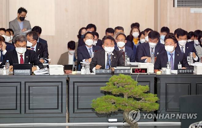 국정감사서 답변하는 김영환 충북지사 (청주=연합뉴스) 천경환 기자 = 김영환 충북지사가 14일 충북도청 대회의실에서 열린 충북도청 국정감사에서 의원 질의에 답변하고 있다. 2022.10.14 kw@yna.co.kr