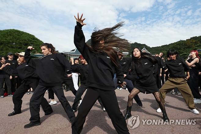 청와대에서 펼쳐진 K팝 커버댄스 플래시몹 (서울=연합뉴스) 김주성 기자 = 세계 각국의 'K팝 커버댄스 대회 우승자'들이 14일 서울 종로구 청와대 본관 앞에서 플래시몹을 하고 있다. 
    2011년 처음 시작해 올해 12회째를 맞이한 이번 K팝 커버댄스 대회에는 폴란드, 멕시코, 호주, 일본, 인도네시아 등 12개국 우승자 87명이 참가했다. 이들은 15일 한강 노들섬 특설무대에서 결승전을 갖는다. 2022.10.14 utzza@yna.co.kr