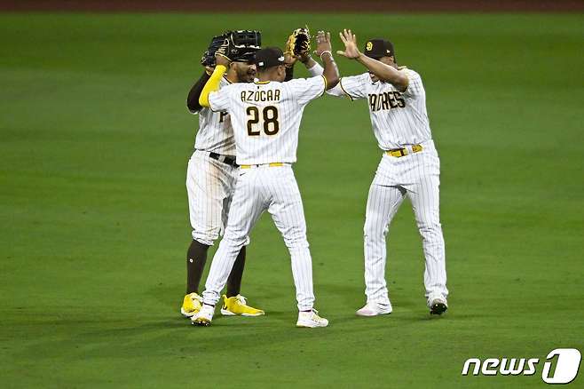 샌디에이고 파드리스 선수들이 15일(한국시간) 열린 LA 다저스와의 NLDS 3차전에서 2-1 승리를 거둔 뒤 기뻐하고 있다. ⓒ AFP=뉴스1