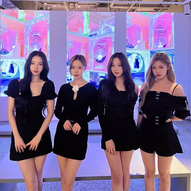 에스파 미국 소더비 'ae girls' 특별전 현장 이미지/에스엠엔터테인먼트