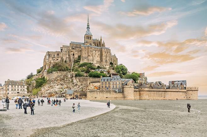 유네스코 세계문화유산인 수도원 몽생미셸을 찾은 여행객들. OFFGstudio 김은주