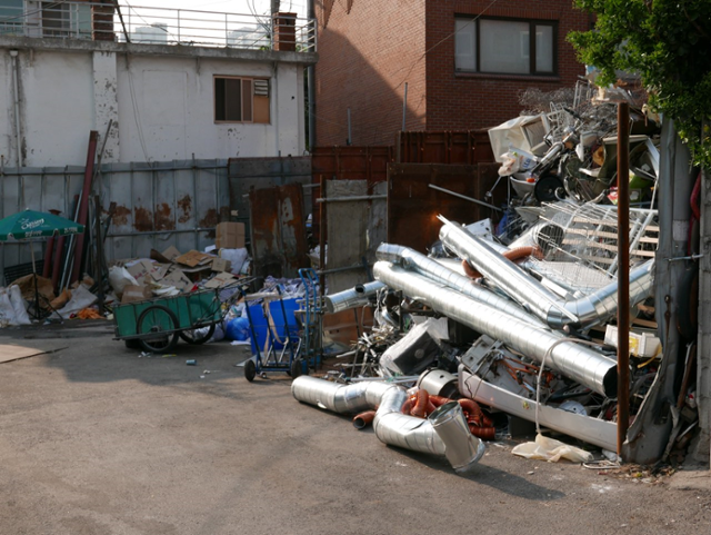고물상 입구를 들어서면 마당(야적장)에 고물들이 물질별로 분류되어 있다. 소준철 제공