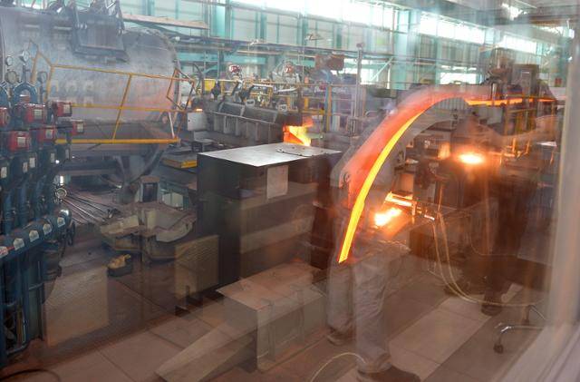 전선공장에서 전선에 들어가는 구리선을 만드는 장면. 한국일보 자료사진