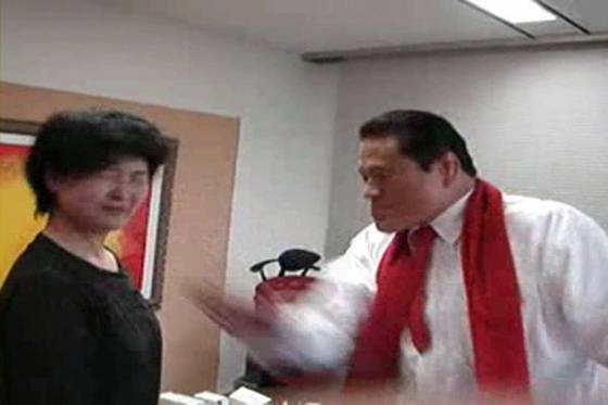 2011년 7월 박소영 중앙일보 특파원이 이노키의 '투혼 싸대기'를 맞고 있다. [중앙포토]