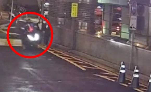 6일 서울 동대문 의류도매상가에서 서울중부경찰서 광희지구대 소속 주영록 경위가 시민 오토바이 뒷좌석에 탄 채 도주하는 피의자를 쫓고 있다. 2022.10.6 서울경찰 페이스북