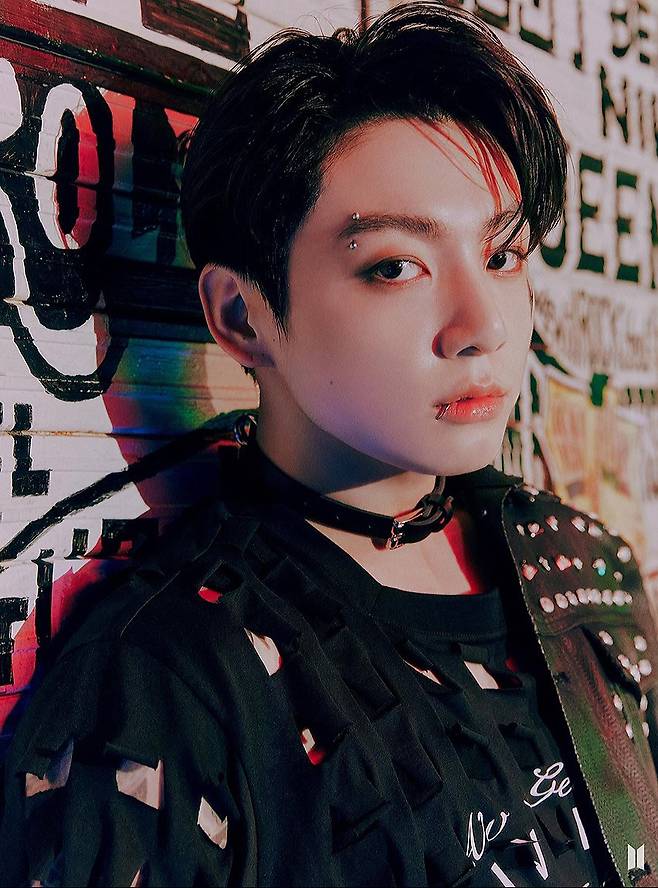 방탄소년단 정국 팬들, 부채→생수 무료 나눔 '스페셜 서포트'..부산 콘서트 열띤 응원