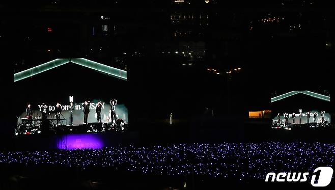 2030 부산세계박람회 유치를 기원하는 방탄소년단(BTS) 콘서트 '옛 투 컴 인 부산'(Yet To Come in Busan)이 열리는 15일 부산 동구 부산항국제여객터미널크루즈부두에서 스크린에 중계되는 BTS콘서트를 아미들이 보고 있다. 2022.10.15/뉴스1 ⓒ News1 김영훈 기자