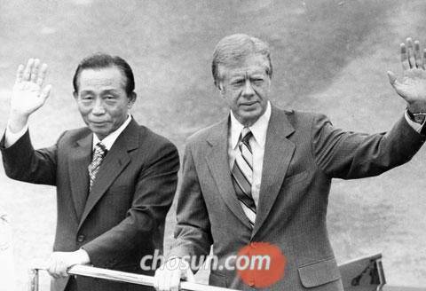 1979년 6월 지미 카터 미국 대통령 방한 환영행사에서 박정희 대통령이 함께 손을 들고 있다./조선일보DB
