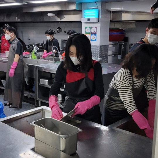 김건희 여사가 지난 8월31일 경기 성남에 위치한 무료급식소 '안나의집'에서 설거지 등 봉사활동을 하고 있다. 김하종 신부 페이스북 갈무리