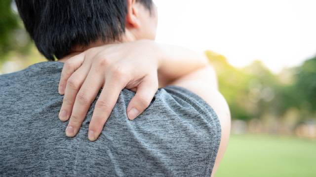 어깨뼈를 넓히는 건 불가능하지만 라운드숄더와 같은 자세 질환만 교정해도 어깨는 넓어 보인다./사진=게티이미지뱅크