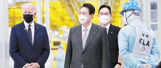 U.S. President Joe Biden, left, visits a Samsung Electronics chip manufacturing factory in Pyeongtaek, Gyeonggi, in May. He pledged cooperation to build a resilient semiconductor supply chain. [YONHAP]