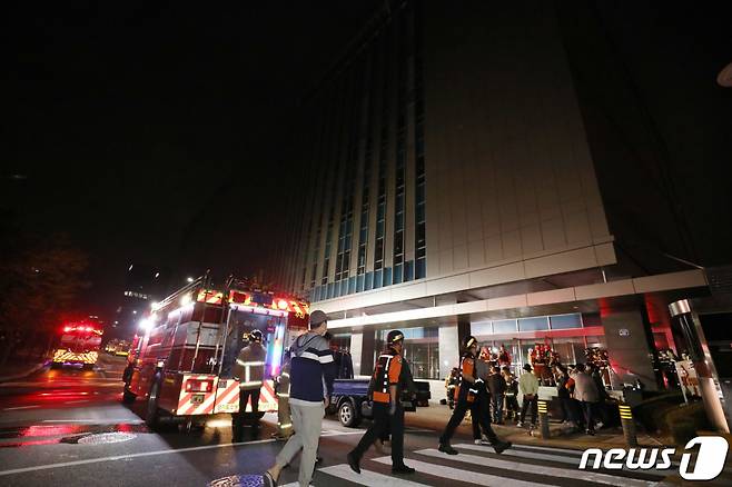 15일 오후 경기 성남시 분당구 삼평동 SK판교캠퍼스에서 화재가 발생해 관계자들이 복구작업을 위해 현장으로 들어서고 있다. 이날 오후 카카오 등 데이터 관리 시설이 입주해있는 이 건물 지하에서 불이나면서 카카오톡, 카카오택시 등 일부서비스에 장애가 빚어지고 있다. 2022.10.15/뉴스1  Copyright (C) 뉴스1. All rights reserved. 무단 전재 및 재배포 금지.