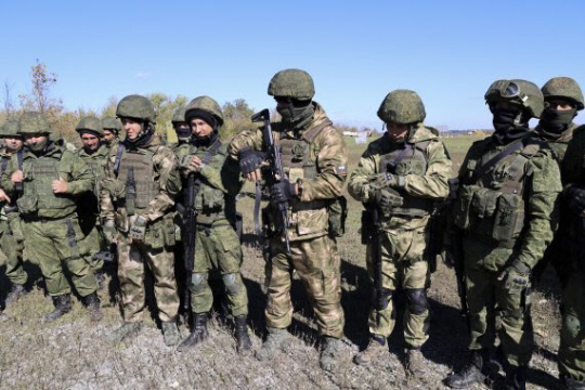지난 5일(현지시간) 우크라이나 동부 도네츠크인민공화국(DPR)의 한 사격장에서 러시아군에 징집된 예비군들이 군사 훈련을 받고 있다. AP·뉴시스