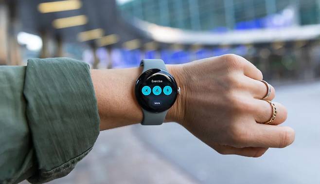 구글이 13일 정식 출시한 스마트워치 '픽셀워치' 실제 사용 모습. [엔가젯]