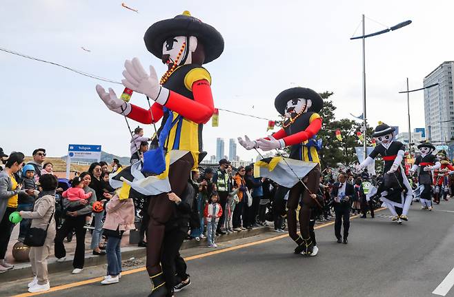 부산 광안리어방축제. 수영구 제공