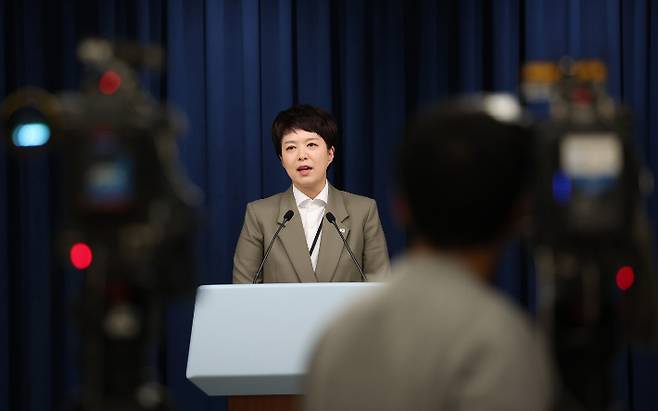 김은혜 대통령실 홍보수석이 16일 오후 서울 용산 대통령실 청사 브리핑룸에서 이번 주말 발생한 카카오와 네이버 서비스 장애와 관련한 윤석열 대통령 지시사항 등에 대해 브리핑하고 있다. 연합뉴스