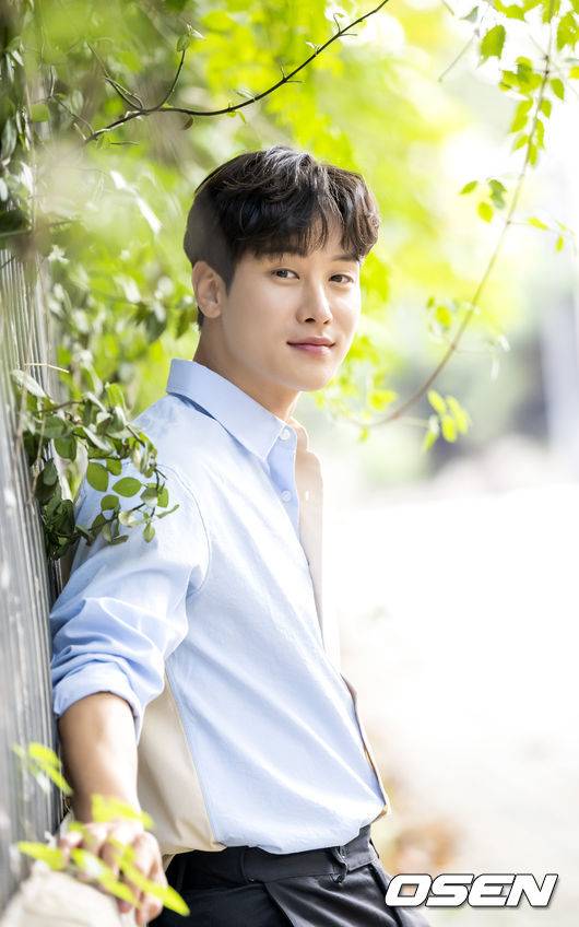 [OSEN=최규한 기자] 배우 이시강이 KBS1 일일드라마 ‘으라차차 내인생’ 종영을 맞아 OSEN과 인터뷰를 가졌다. 이시강이 인터뷰를 앞두고 포즈를 취하고 있다. 2022.10.11 / dreamer@osen.co.kr