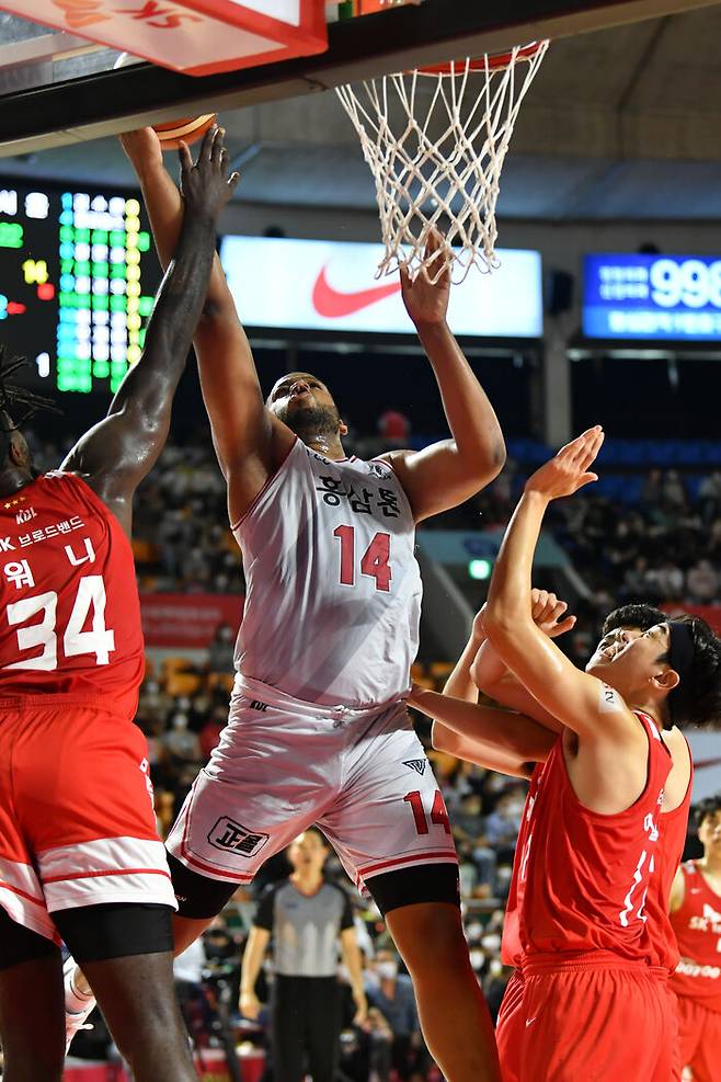 인삼공사와 SK의 개막전 경기 모습 (사진=KBL 제공, 연합뉴스)