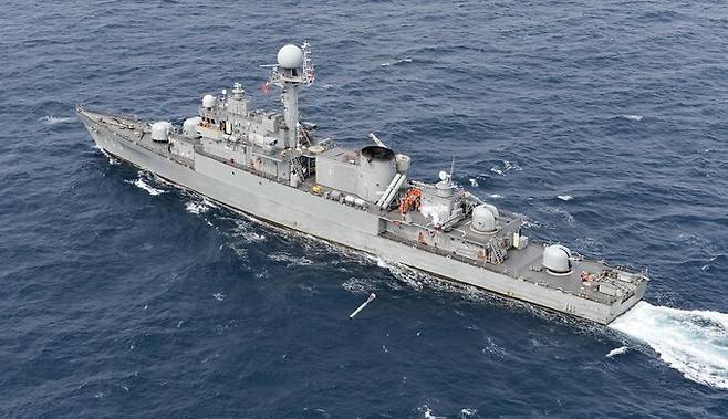 해군 포항급 초계함이 대잠수함 어뢰를 발사하고 있다. 세계일보 자료사진