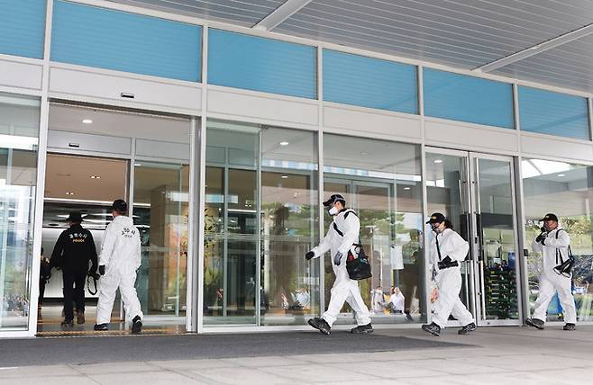 16일 오전 경기 성남시 분당구 SK C&C 판교캠퍼스 카카오 데이터센터 화재현장에서 소방과 경찰 관계자들이 1차 감식을 위해 이동하고 있다. 뉴스1