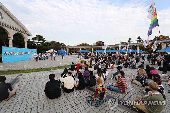 제5회 인천퀴어문화축제 개최 (인천=연합뉴스) 김상연 기자 = 15일 인천시 남동구 구월동 중앙공원에서 열린 제5회 인천퀴어문화축제에서 방문객들이 공연을 관람하고 있다. 2022.10.15 goodluck@yna.co.kr
