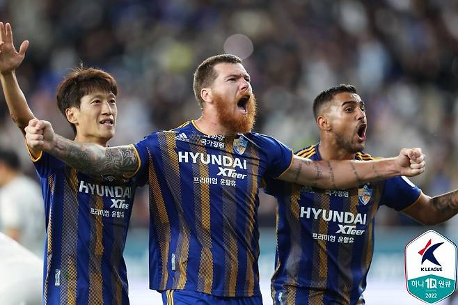 '아담 연속골' 울산, '현대가 더비'서 전북 제압 (서울=연합뉴스) 8일 울산 문수축구경기장에서 열린 하나원큐 K리그1 2022 파이널 A 35라운드 홈 경기에서 후반 추가시간 연속골로 전북에 2-1 역전승을 거둔 울산의 마틴 아담이 득점 후 기뻐하고 있다. 2022.10.8 [한국프로축구연맹 제공. 재판매 및 DB 금지] photo@yna.co.kr