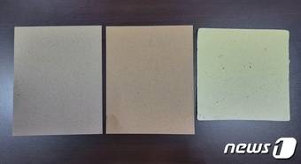 왼쪽부터 순서대로 박스 폐지 원료로 만든 제지, 감귤박과 박스 폐지 원료를 넣어 만든 제지, 감귤박과 펄프를 섞어 만든 제지. ⓒ News1 이민주 기자