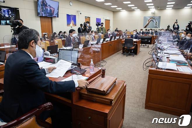 정청래 국회 과학기술정보방송통신위원장이 17일 서울 여의도 국회에서 열린 과학기술정보방송통신위원회 전체회의에서 2022년도 국정감사 증인 및 참고인 출석 변경의 건을 의결하고 있다. 국회 과방위는 이날 카카오 먹통 사태와 관련, 최태원 SK회장, 김범수 카카오 의장, 이해진 네이버 GIO, 박성하 SK C&C 대표, 홍은택 카카오 대표, 최수연 네이버 대표를 국정감사 증인으로 채택했다. 2022.10.17/뉴스1 ⓒ News1 유승관 기자