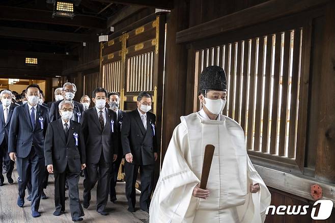 지난 4월22일(현지시간) 일본 의원들이 태평양전쟁 A급 전범이 합사된 도쿄 야스쿠니 신사의 춘계 예대제에 집단 참배를 하고 있다. ⓒ AFP=뉴스1 ⓒ News1 우동명 기자